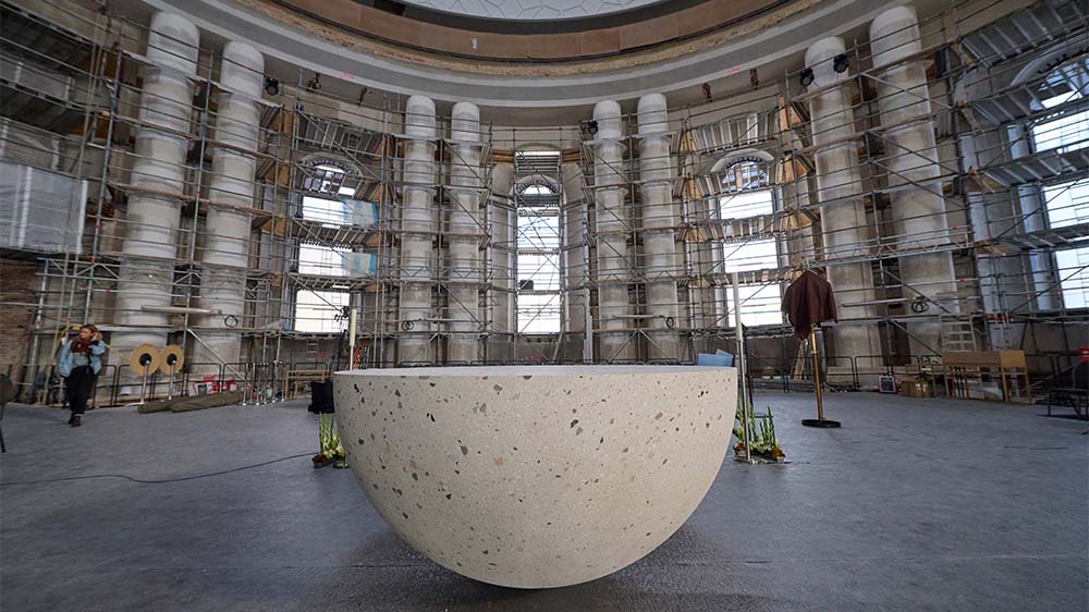 250 Jahre nach der ersten Weihe der Hedwigskirche in Berlin wird der neue Altar geweiht