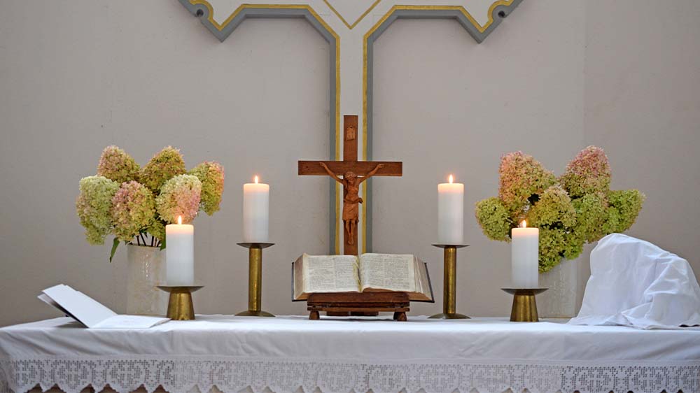 Ein Paar soll auf einem Altar Sex gehabt haben