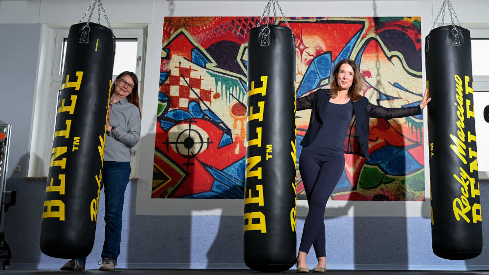Eine Forschergruppe um die Bochumer Psychiaterin Ute Brüne-Cohrs (r.) entwickelt Hilfsangebote für die Kinder junger dementiell erkrankter Eltern. Sie sind wie alle Angehörigen von der Krankheit stark mit betroffen