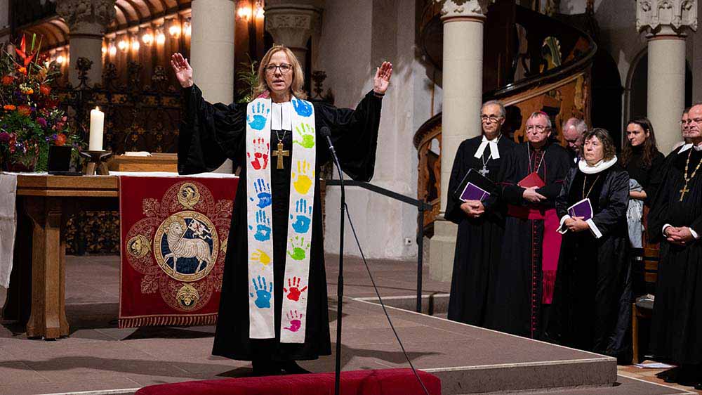 Die neue Bischöfin Nora Steen beim Abschlusssegen