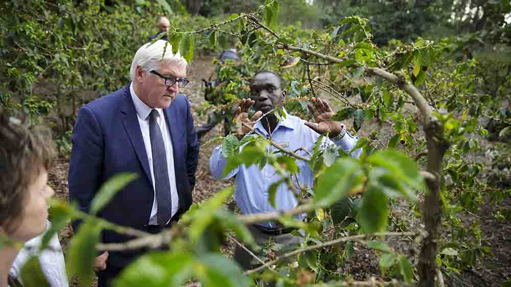 Frank-Walter Steinmeier bei einem früheren Besuch in Tansania (Archiv)