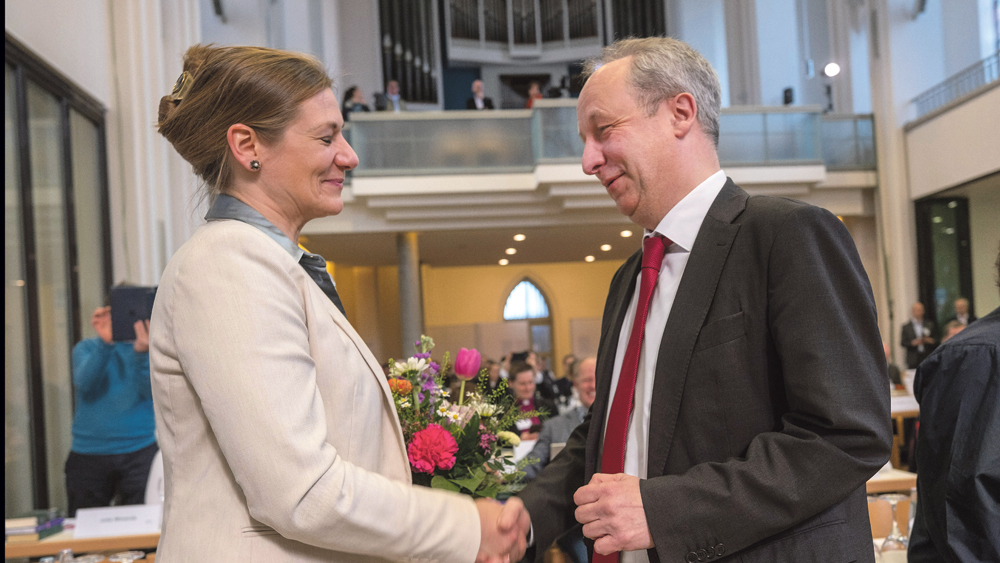 Viola Vogel (li.) wurde im Frühjahr 2023 zur Konsistorialpräsidentin der evangelischen Kirche in Berlin gewählt. Christian Stäblein, Bischof der Evangelischen Kirche Berlin-Brandenburg-schlesische Oberlausitz, gratulierte. 