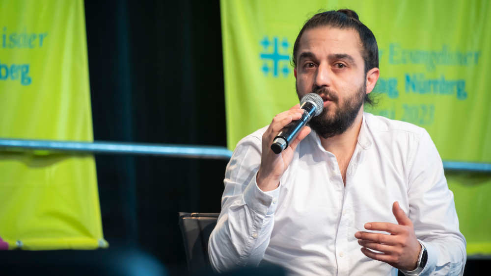 Der flüchtlingspolitische Sprecher von Pro Asyl, Tareq Alaows, fordert, dass alle Arbeitsverbote für Asylsuchende vollständig abgeschafft werden müssen