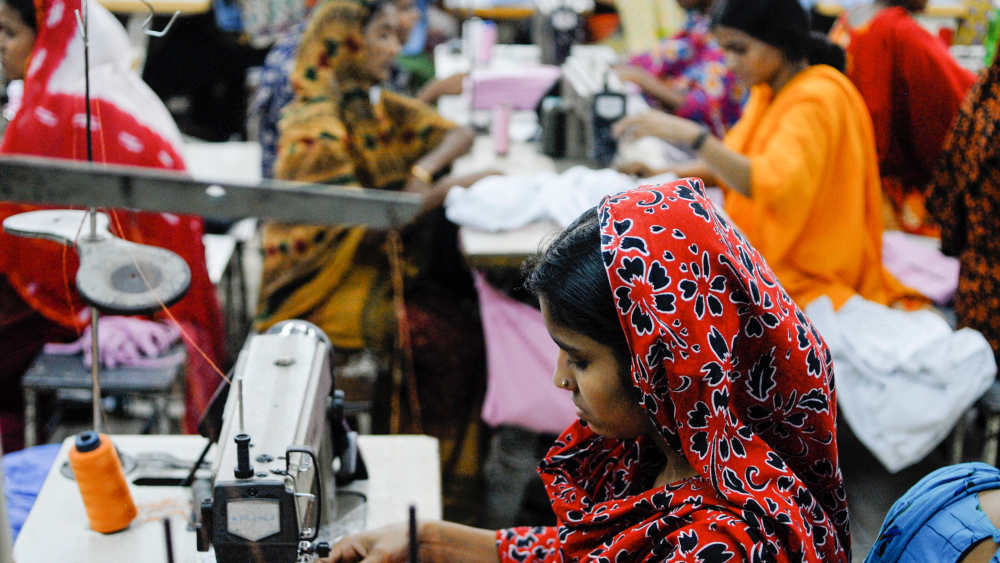. In Bangladesch haben Proteste von Arbeiterinnen und Arbeiter des Textilsektors zahlreiche Fabriken lahmgelegt