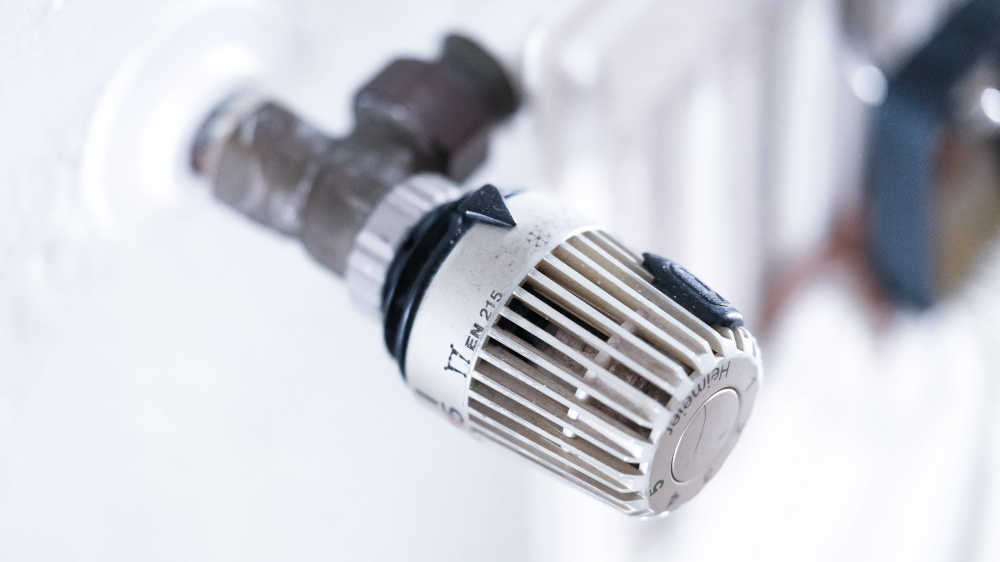 Viele deutsche Haushalten sparten 2022 aufgrund hoher Energiekosten beim Heizen