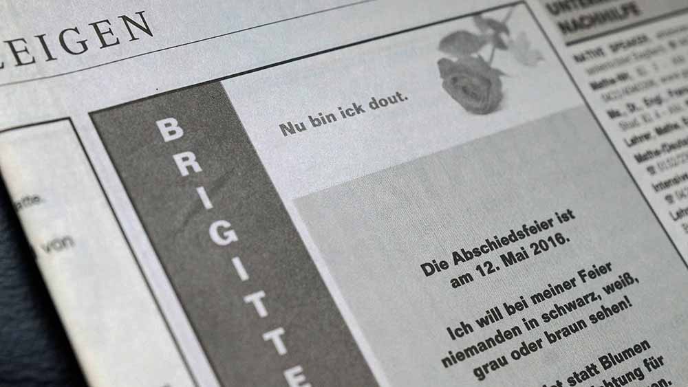 Diese Verstorbene verkündet ihren eigenen Tod und legt gleich die Kleiderordnung für ihre Trauerfeier fest