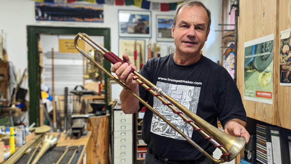 Trompetenbaumeister Michael Münkwitz in seiner Werkstatt in Sundhagen bei Rügen