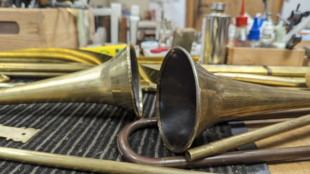 Blechblasinstrumente in der Werkstatt des Trompetenbaumeisters Michael Münkwitz in Sundhagen bei Rügen