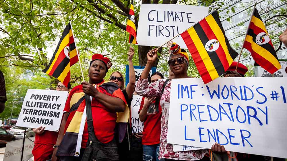 "Klima zuerst" fordern diese ugandischen Demonstrierenden in Washington DC