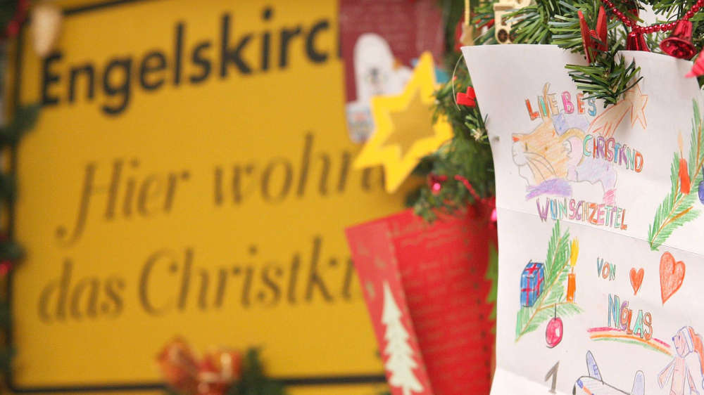 Das Christkind hat in Engelskirchen im Bergischen Land wieder sein irdisches Postbüro eröffnet