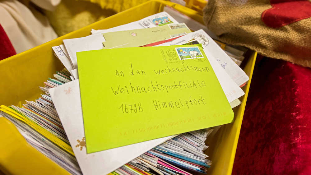 Im Weihnachtspostamt Himmelpfort werden nach Angaben der Deutschen Post bis Heiligabend Wunschzettel von Kindern aus aller Welt beantwortet  
