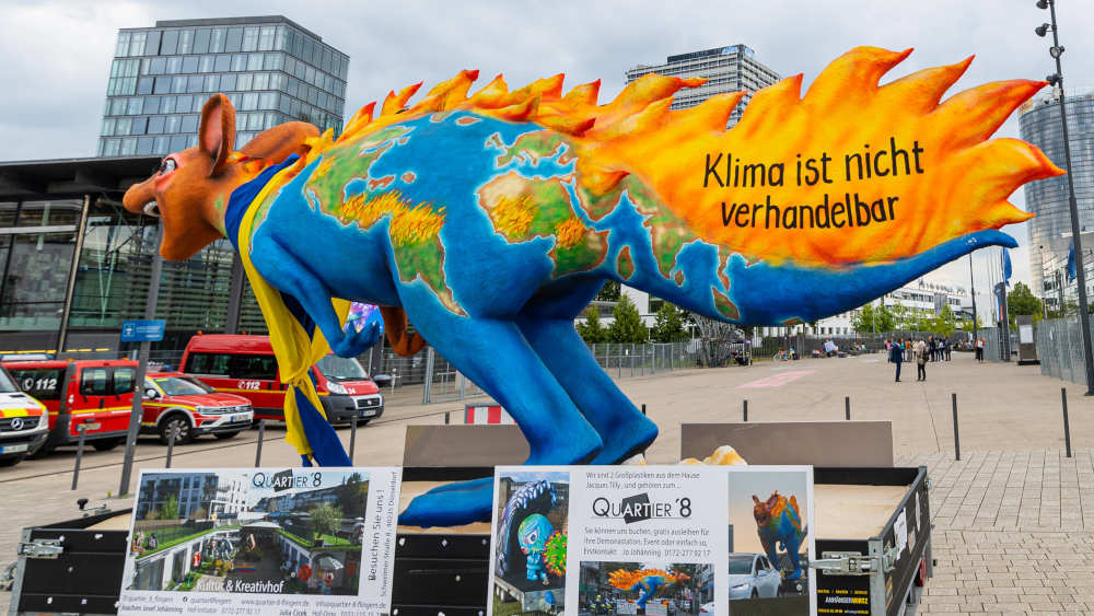 Brennendes Känguru vom Düsseldorfer Künstler Jacques Tilly auf dem Platz der Vereinten Nationen in Bonn am 7. Juni 2023