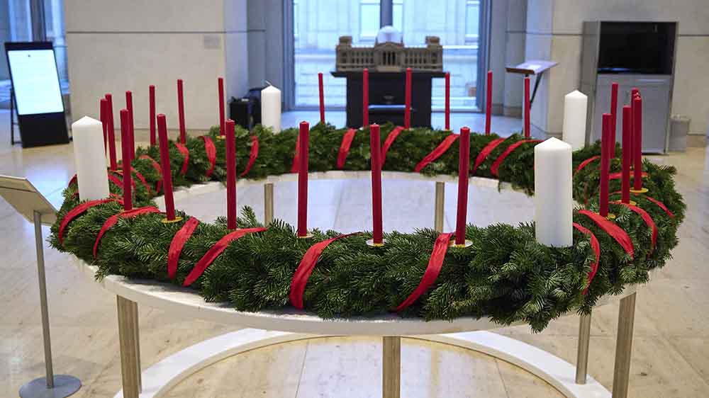 Der Bundestag bekommt jedes Jahr einen Wichernkranz von der Diakonie (Archiv)