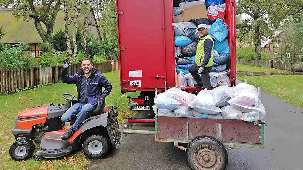In vielen Gemeinden finden Sammlungen statt: Vorher werden leere Plastiksäcke verteilt, die dann gefüllt zu einem bestimmten Termin abgeholt werden