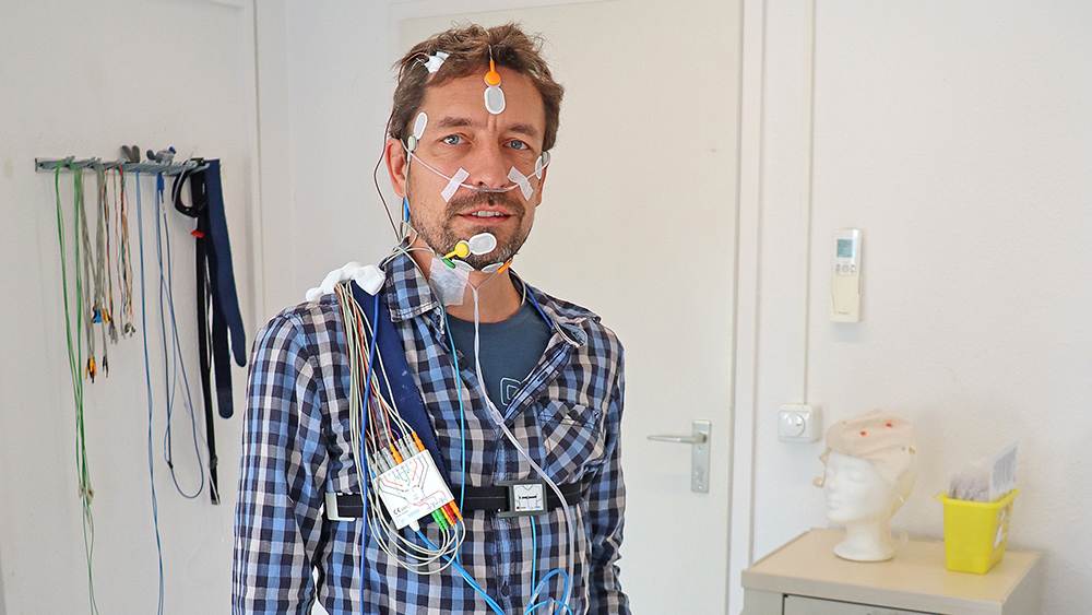 Florian Riester ließ sich für eine Nacht im Schlaflabor verkabeln.