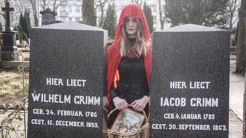 Gräber der Gebrüder Grimm mit Märchenfrau auf dem St. Matthäus-Friedhof in Berlin