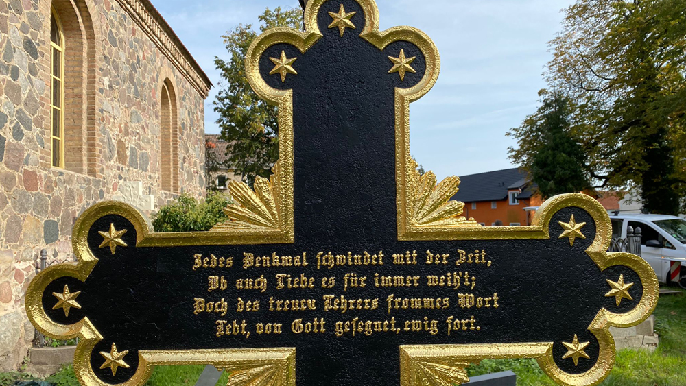 Restauriertes Grabkreuz auf dem Friedhof in Jühnsdorf