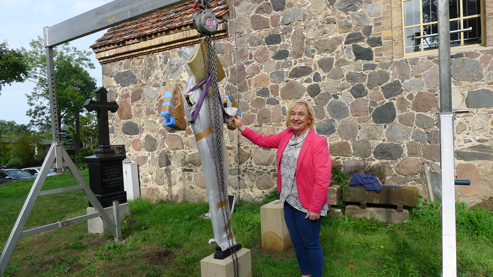 ärbel Wunsch bei einer neu aufgestellten Skulptur auf dem Friedhof Jühnsdorf
