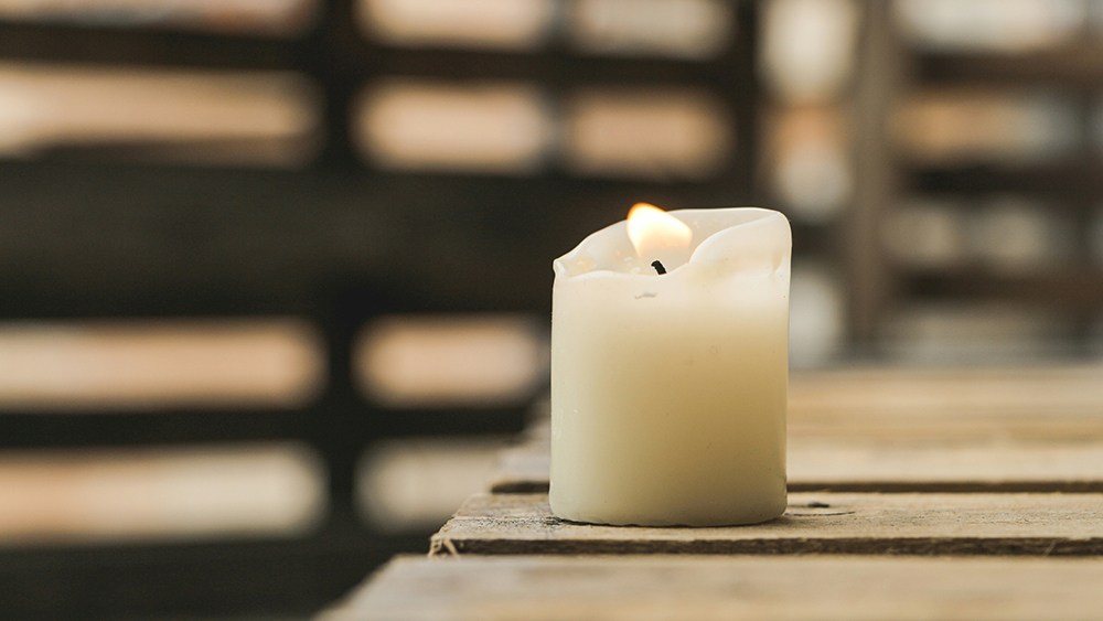 Beim World Wide Candle Lighting wird am zweiten Sonntag im Dezember aller Verstorbenen Kinder gedacht und eine Kerze für sie angezündet