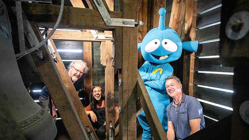 Das Team vom kunterbunten Dingsda rund um Logodor (blau, 2. von rechts) in einem Kirchturm.