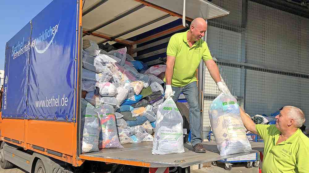 Die Kleiderspenden werden in großen Plastiksäcken auf Lkws verladen und in Partner- Sortierbetriebe gebracht – meist nach Holland. Eine Lkw-Ladung fasst rund 8,5 Tonnen Kleidung