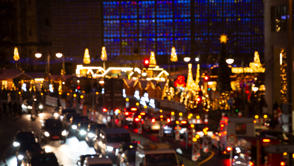 nächtlicher Verkehr am Weihnachtsmarkt am Berliner Breitscheidplatz