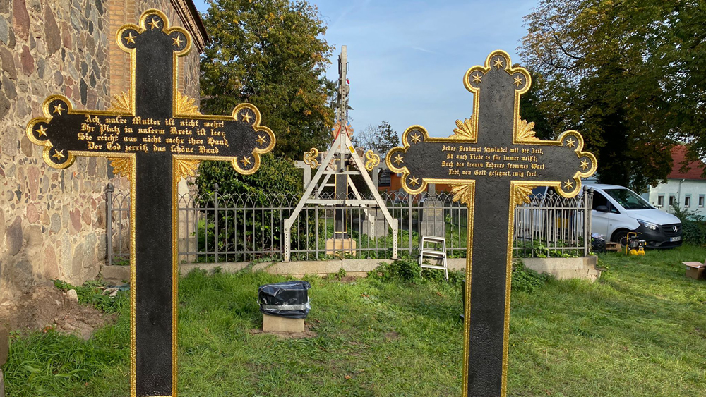 zwei restaurierte Grabkreuze in Jühnsdorf