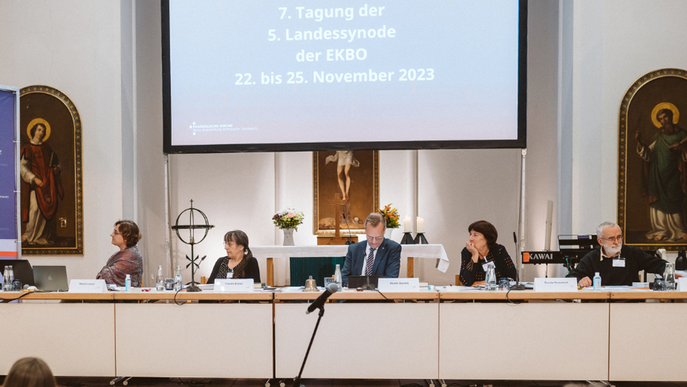 Präsidium der Landeskirche an einem langen Tisch