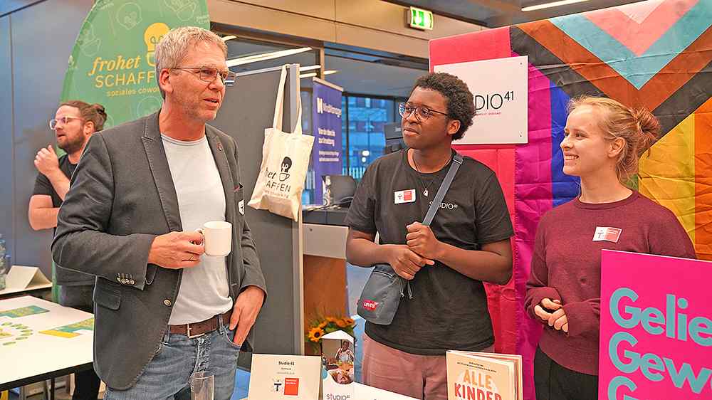 Für Förderpreisträger der vergangenen Jahre, Studio 41 aus Dortmund und ein Mitglied der Band „Sound and Silence“, gab es in Hamm Gelegenheit zum Austausch