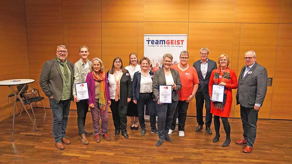 Können sich über finanzielle Unterstützung für ihre innovativen Projekte freuen: die diesjährigen „TeamGeist“-Preisträger und -Preisträgerinnen. Im Gerd-Bucerius-Saal in Hamm wurden sie für ihr Engagement ausgezeichnet