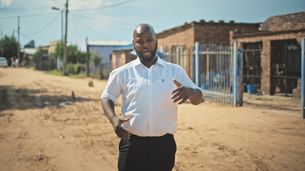 Thabang aus Schweizer-Reneke in Südafrika singt auf der Strasse Bach