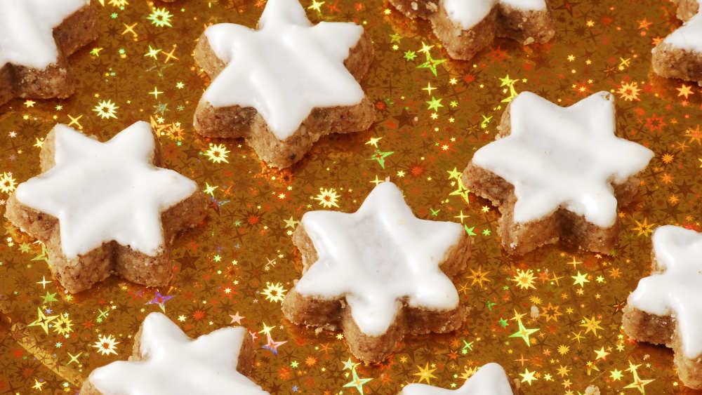 Zimtsterne zu Weihnachten auf Hologramm Goldfolie