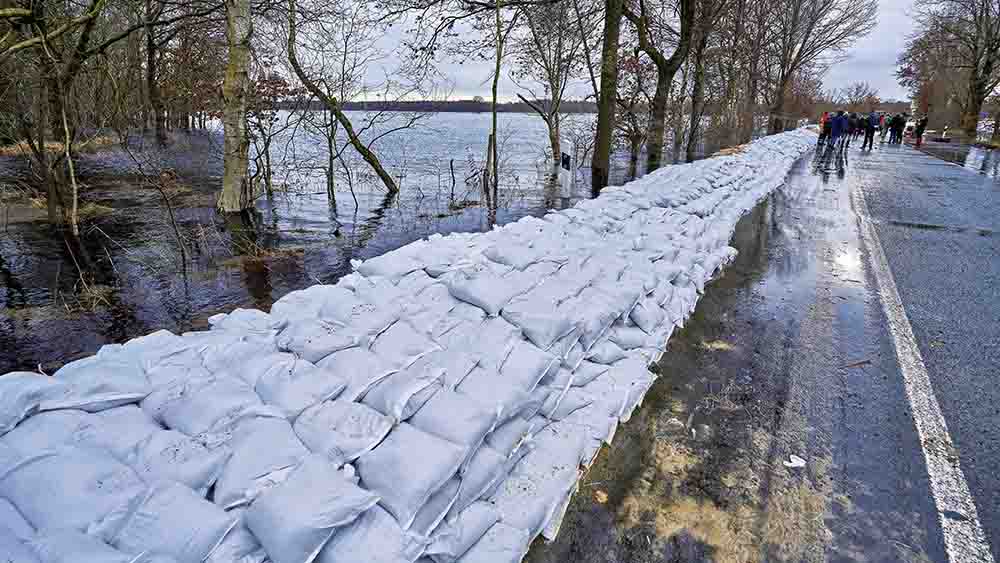 In Niedersachsen ist die Aller über die Ufer getreten. Einsatzkräfte haben Sandsäcke aufgebaut