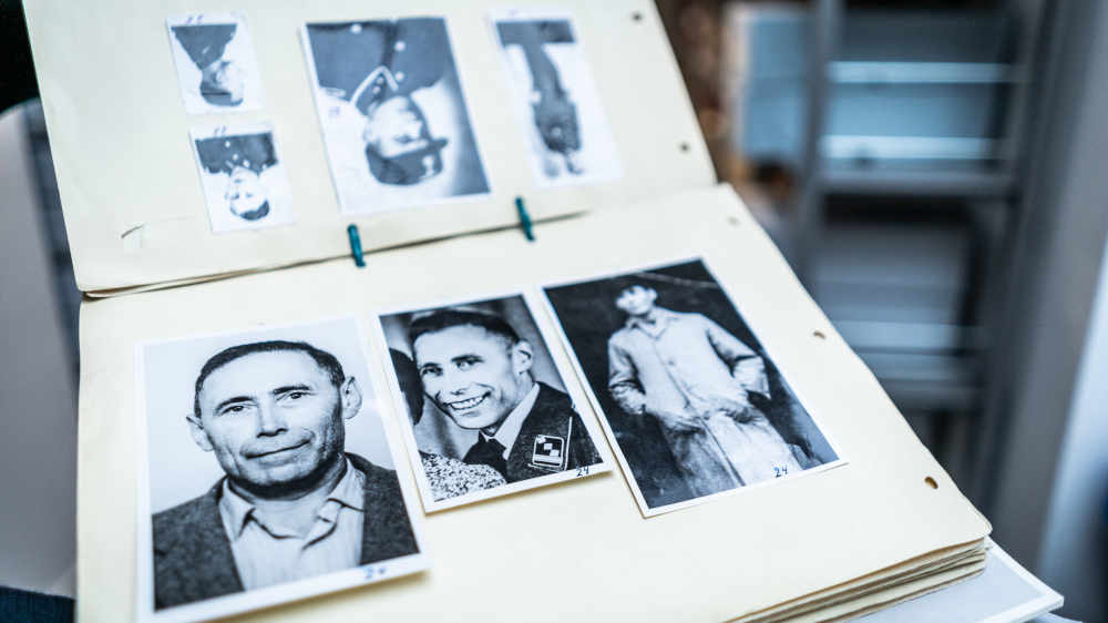 Mappe mit Fotos von SS-Oberscharführer Wilhelm Boger, der im Auschwitz-Prozess verurteilt wurde