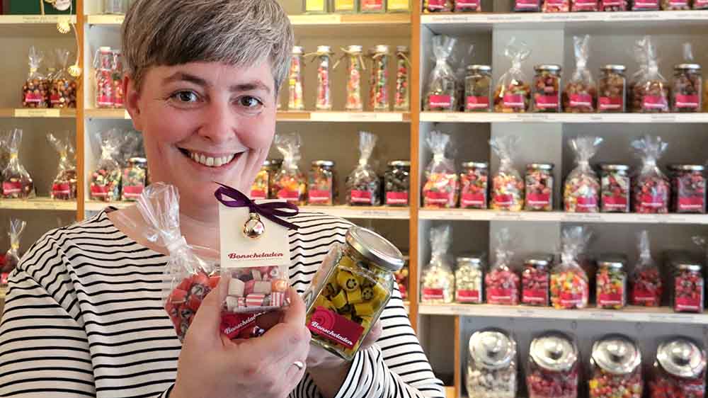 Lisa von Redecker präsentiert die Bonbons aus ihrem Laden
