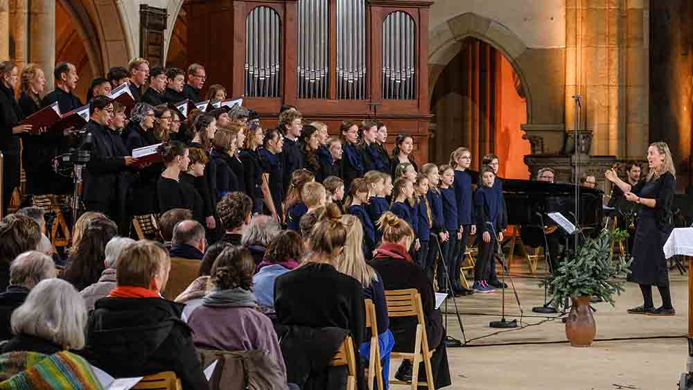 In einer Kirche singt ein Chor vor Publikum