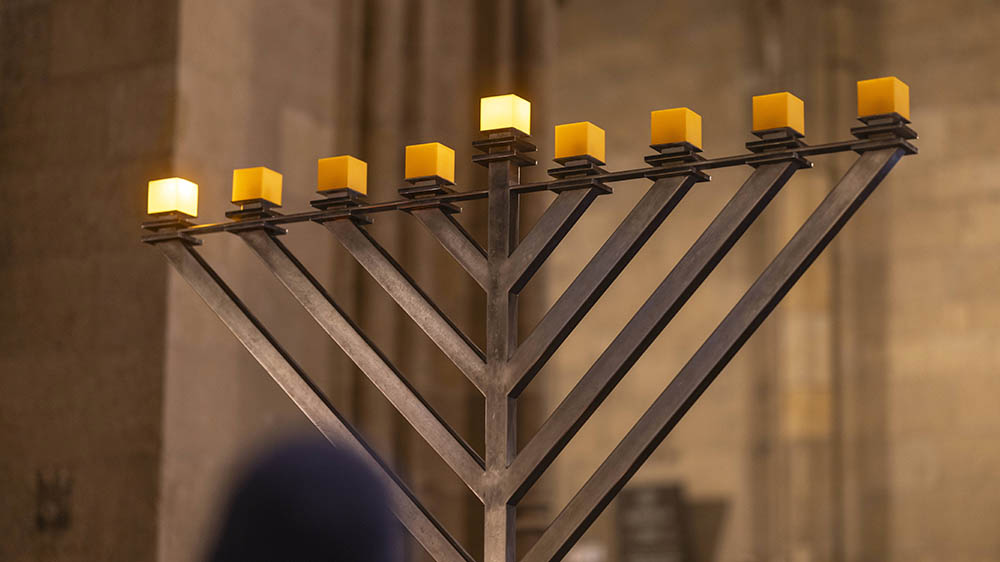 Die Chanukka-Leuchter brennen an vielen Orten, hier in Erfurt