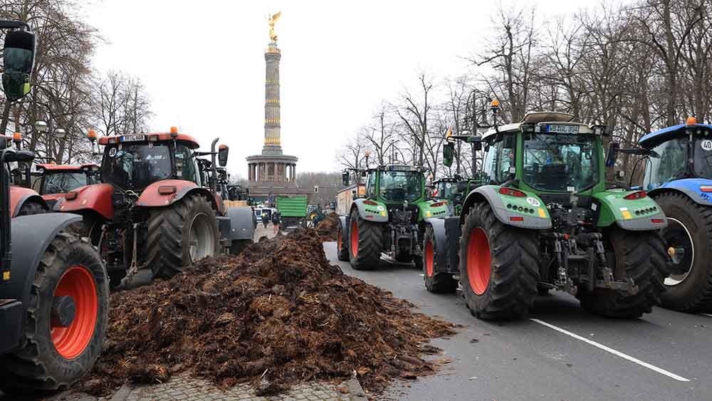 Diese Landwirte bei der Demonstration in Berlin zeigen deutlich, was sie von den Plänen der Ampelregierung halten