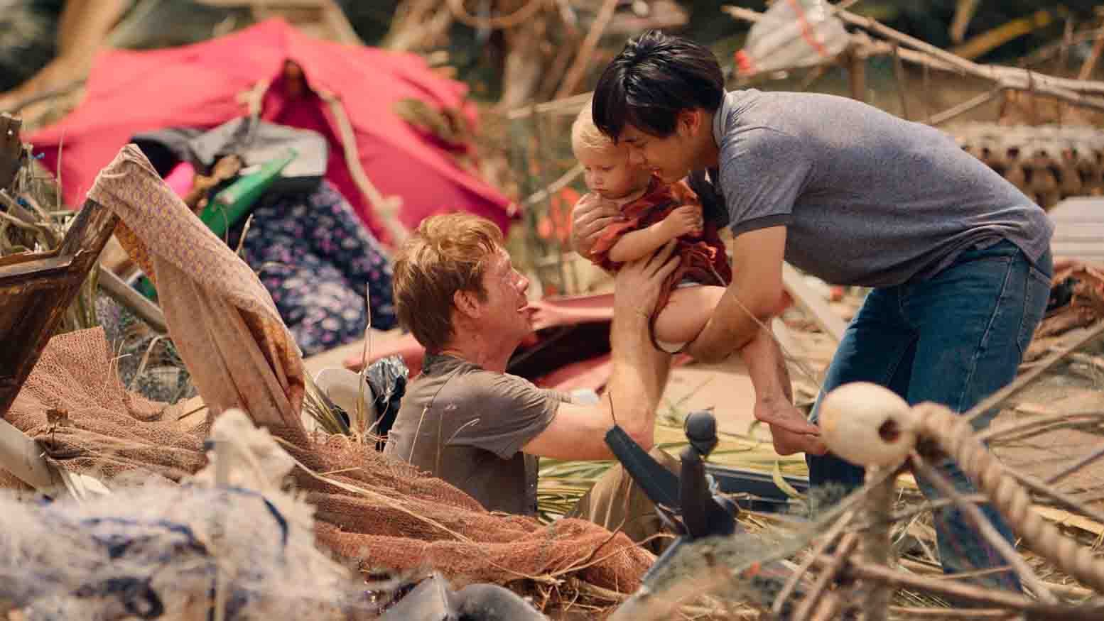 Harry Reuter (Johann von Bülow, l.) und die kleine Lucy (Mia Minoret) haben den Tsunami in der ZDF-Serie "Die zweite Welle" überlebt