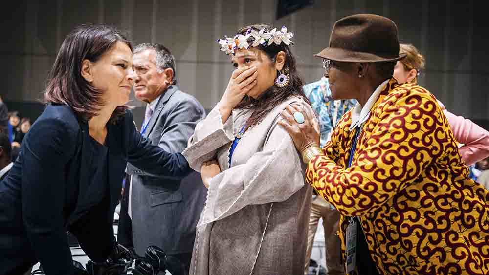 Emotionale letzte Sitzung der Klimakonferenz: Außenministerin Annalena Baerbock mit Vertretern der  Marshall Islands