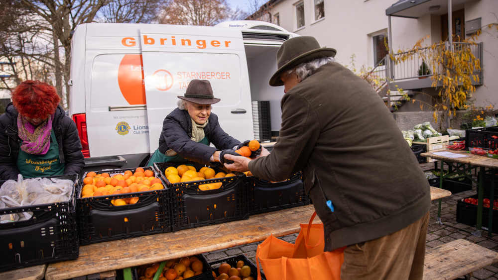 Lebensmittelausgabe durch Ehrenamtler bei der Tafel in Starnberg