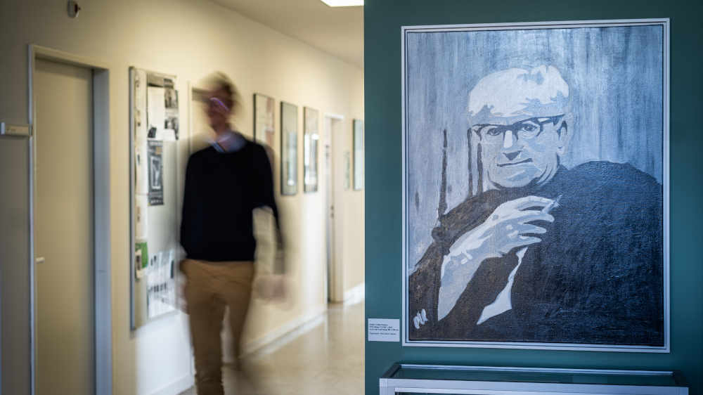 Gemaltes Porträt von Fritz Bauer im Gang des Fritz-Bauer-Instituts in Frankfurt am Main