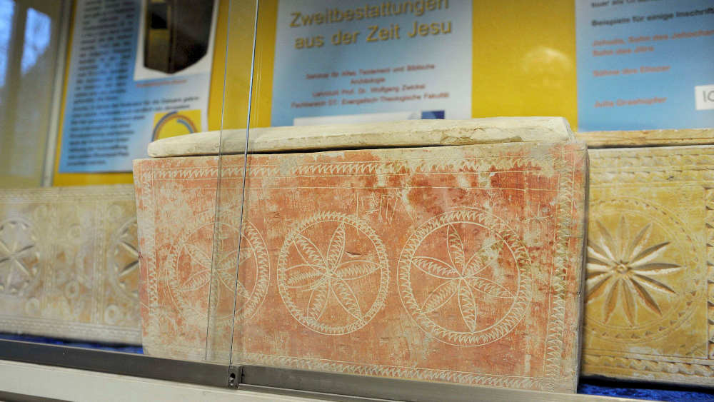 Von Zwickel ausgegrabene Ossuare in der evangelischen Fakultät der Uni Mainz. Als Ossuar bezeichnet man ein Behältnis, das der Aufbewahrung menschlicher Knochen dient