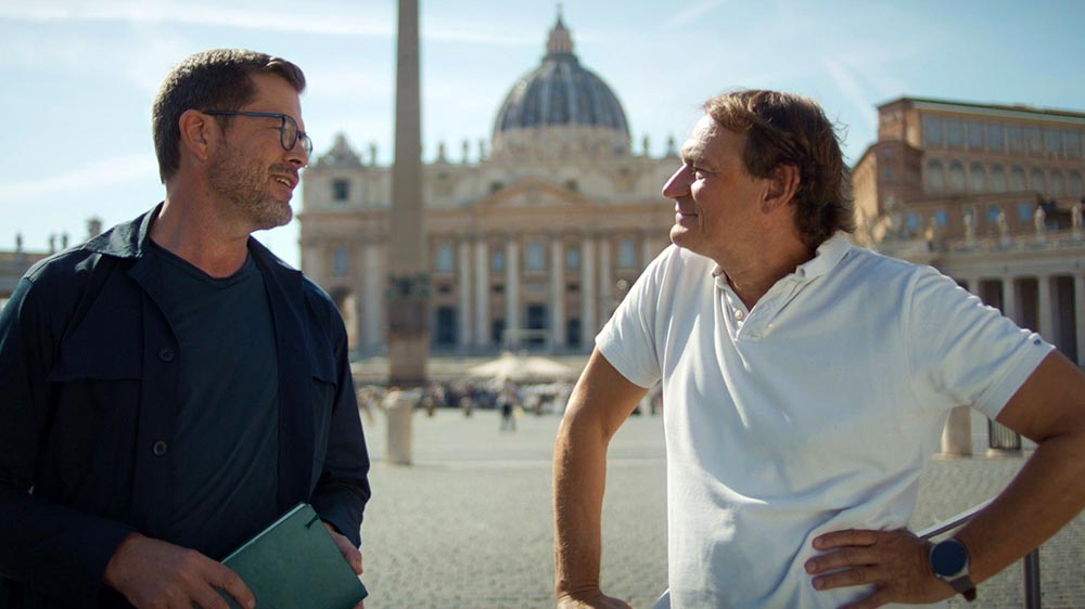 Karl-Theodor zu Guttenberg befragt im Vatikan den ehemaligen "Bild"-Journalisten Andreas Englisch