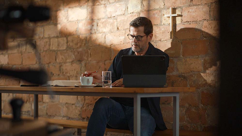 Der ehemalige Verteidigungsminister Karl-Theodor zu Guttenberg hat für RTL eine Doku über die Kirchen produziert