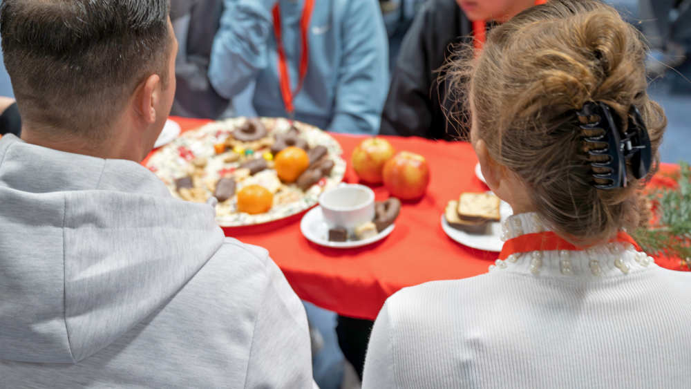 Ein Häftling sitzt mit seiner Familie bei Lebkuchen, Mandarinen und alkoholfreiem Punsch zusammen