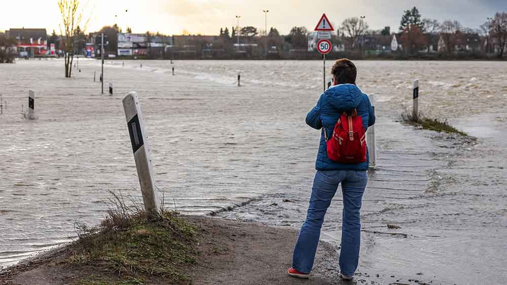 Schnell noch ein Foto: Manch einer will von dem Hochwasser – wie hier nahe Hannover – unbedingt ein Foto machen