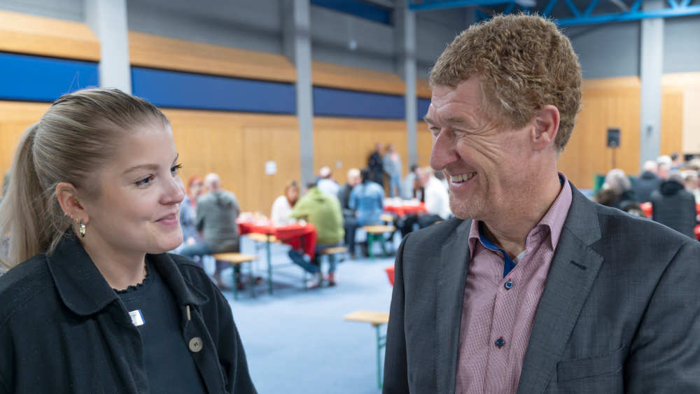 JVA-Sprecherin Susann Tessmer und Anstaltsleiter Matthias Bormann in der Turnhalle der Justizvollzugsanstalt Uelzen