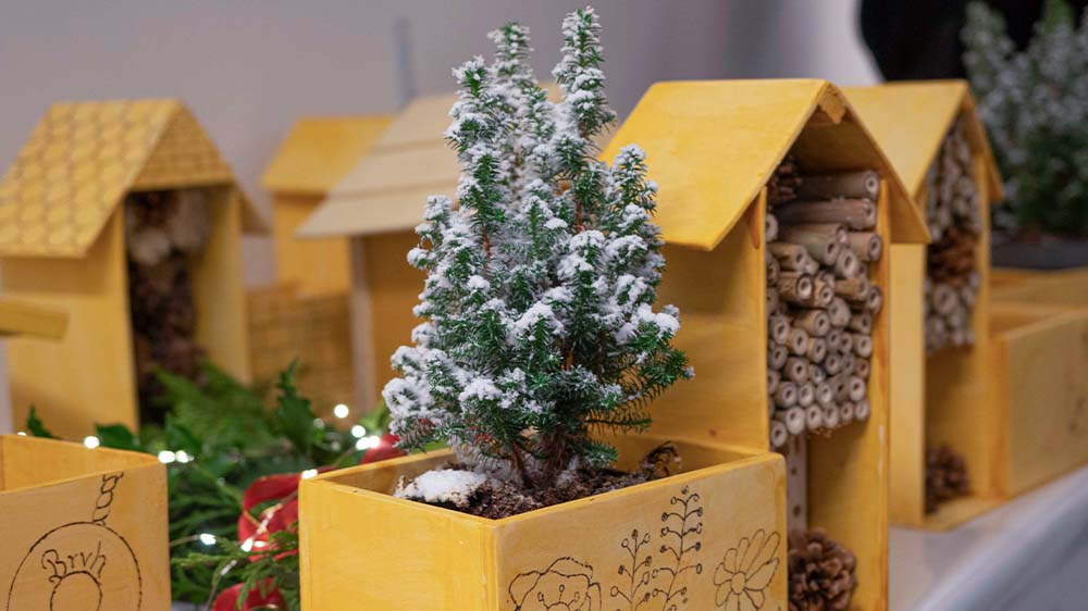 Von Hand gezimmerte Insektenhotels und Pflanzenbehältnisse aus der JVA-Produktion