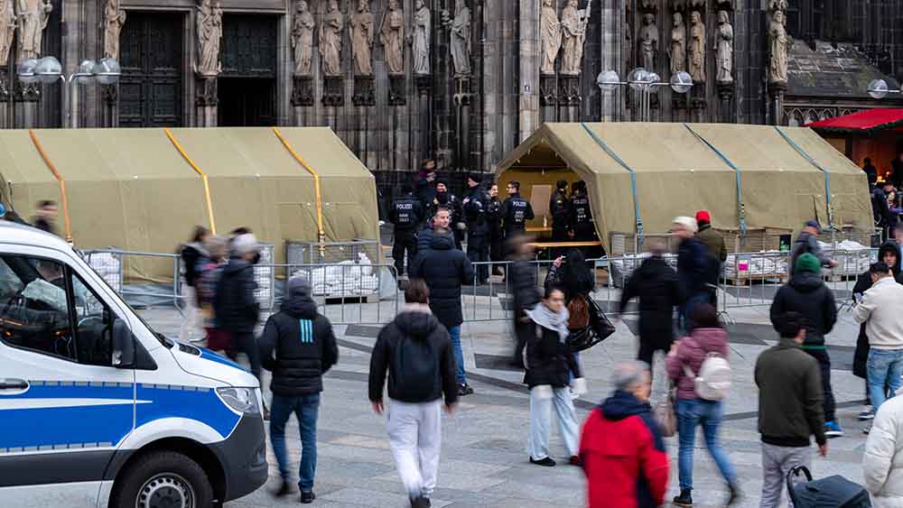 Wer einen Gottesdienst im Kölner Dom besuchen will, muss sich Sicherheitskontrollen vunterziehen